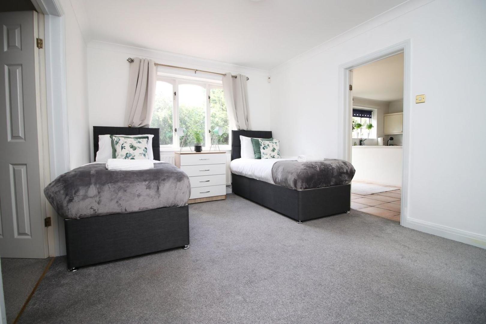Chartwell Grove Guest house *